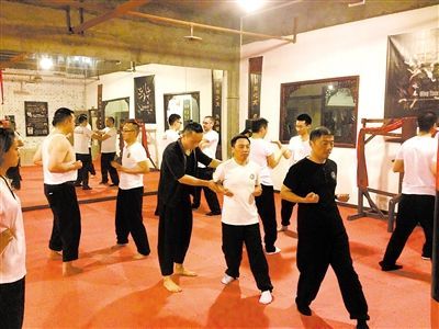 外国男子与咏春拳师傅切磋被一拳打退 当场拜师