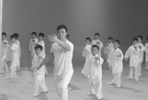 甄子丹拍摄公益广告 领学生练咏春拳